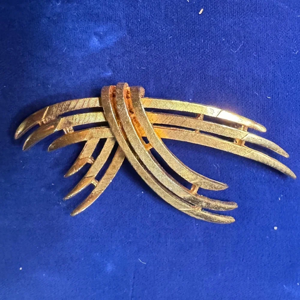 Vintage Gold Tone Textured Spray Brooch Mid Century Modern Curved Pin